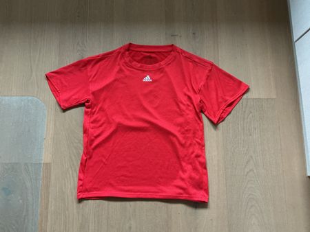 T-shirt Adidas rouge taille S bon état