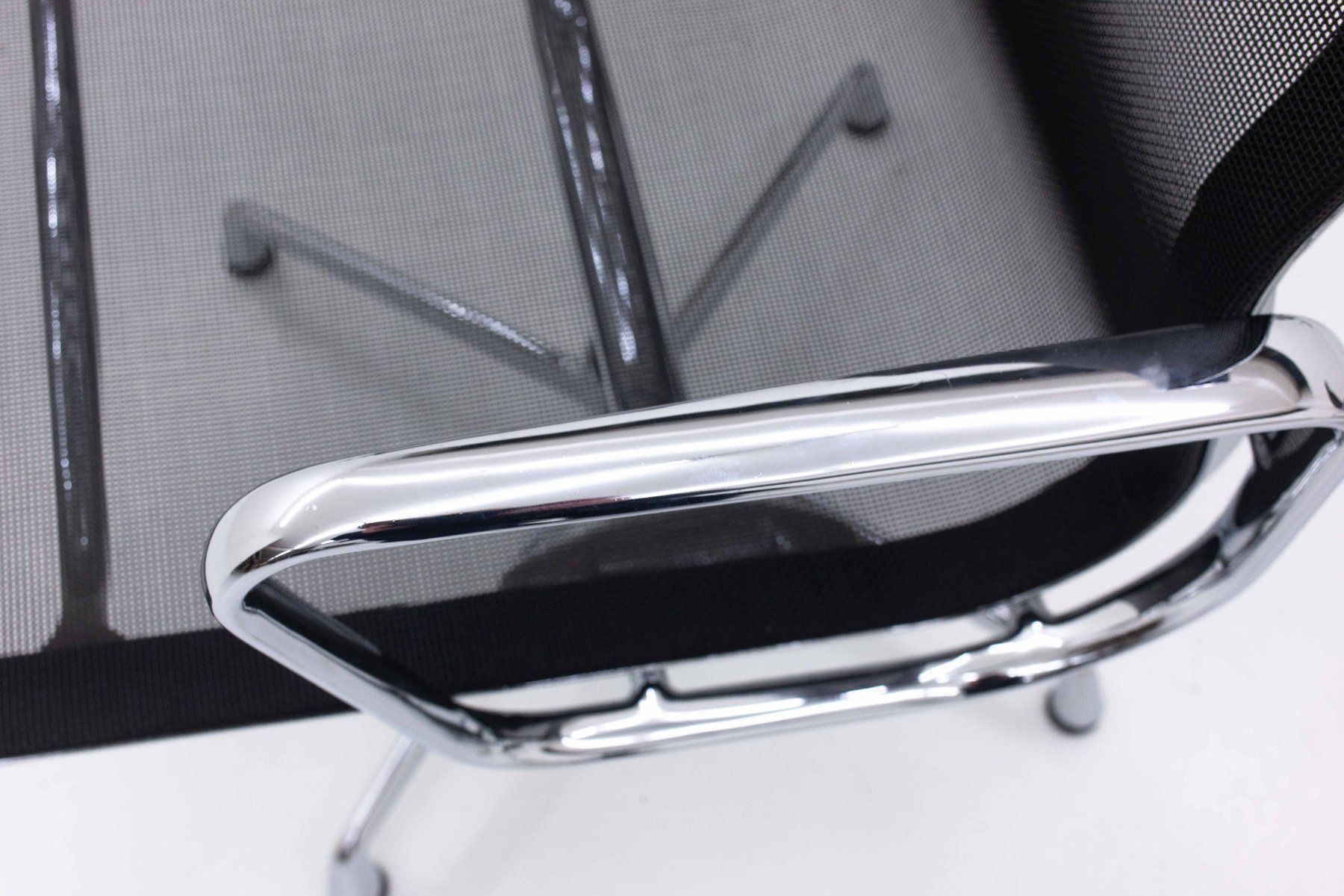 Vitra Sedie: Vitra Bürostuhl Eames EA 107 Netz – Usato da Zürich venduto da STUZH38 2