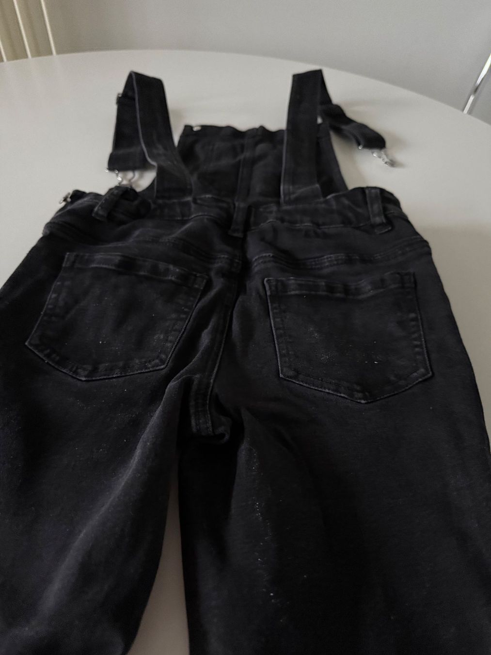 Pantaloni: Jeans-Latzhose schwarz Gr. 140 – Usato da Dällikon venduto da dahi1 3