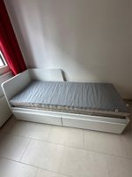 Lit banquette blanc avec tiroirs et matelas, parfait pour l'