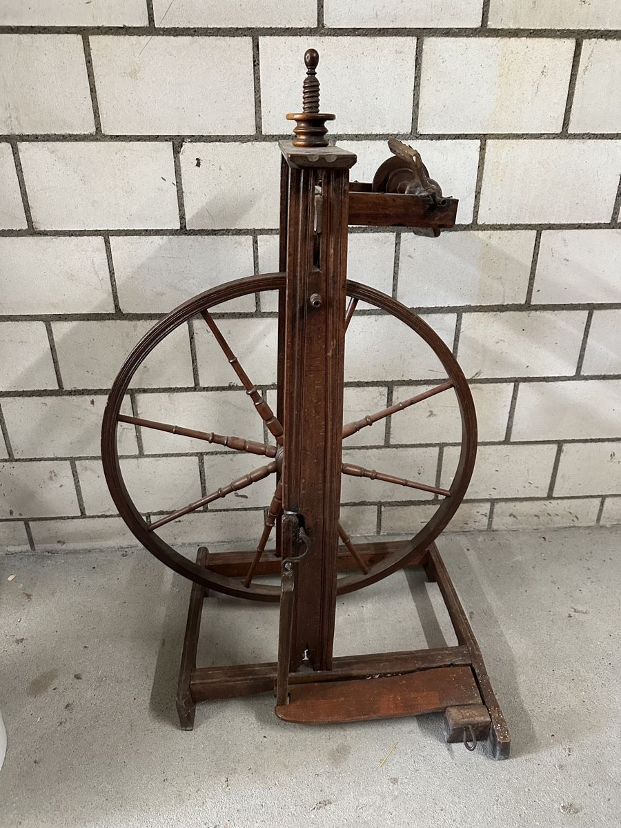 Ruote per filare: Antikes Spinnrad aus Holz – Usato da Goldau venduto da Henggi88
