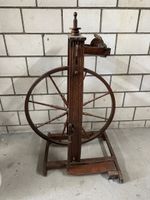 Antikes Spinnrad aus Holz