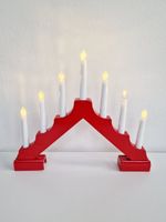 Weihnachtsbeleuchtung LED Kerzen auf rotem Sockel