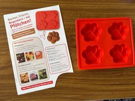 Silikon Backform Pfoten rot für Leckerlis neu