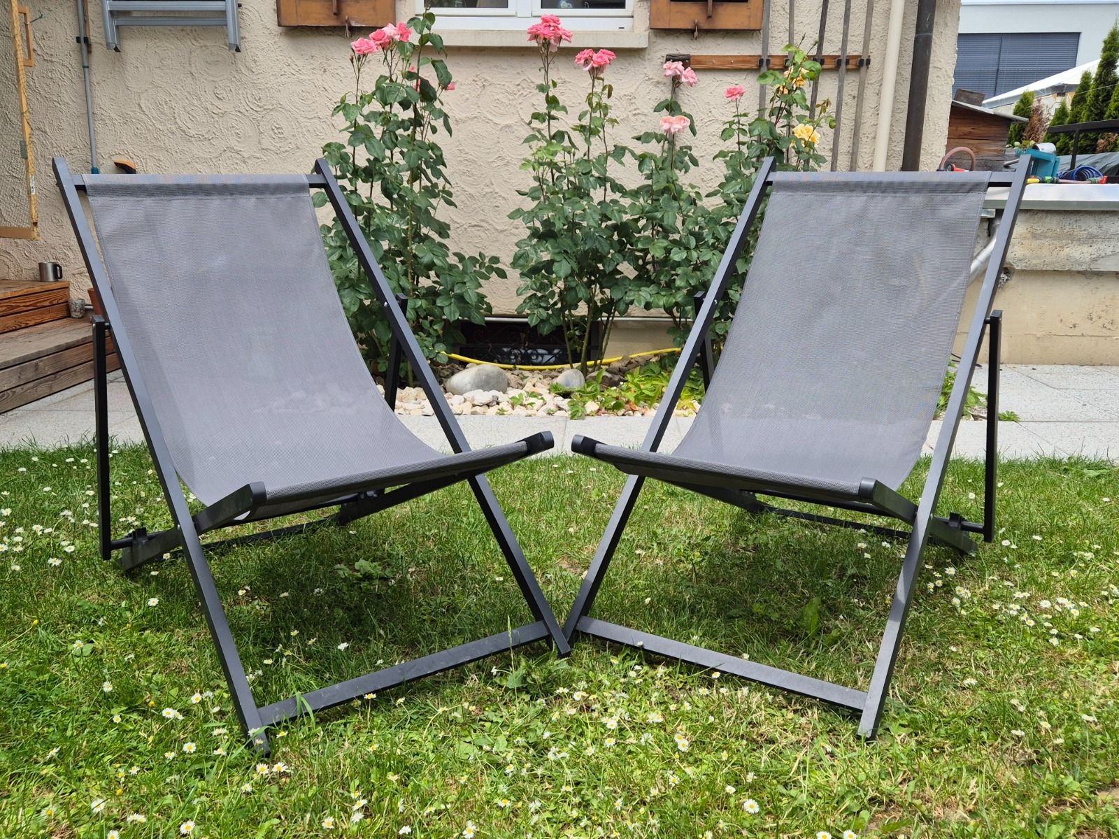 Sedie a sdraio: 2x Grey Folding Deck Chairs - Perfect for Summer Relaxation! – Usato da Untersiggenthal venduto da dorsie83