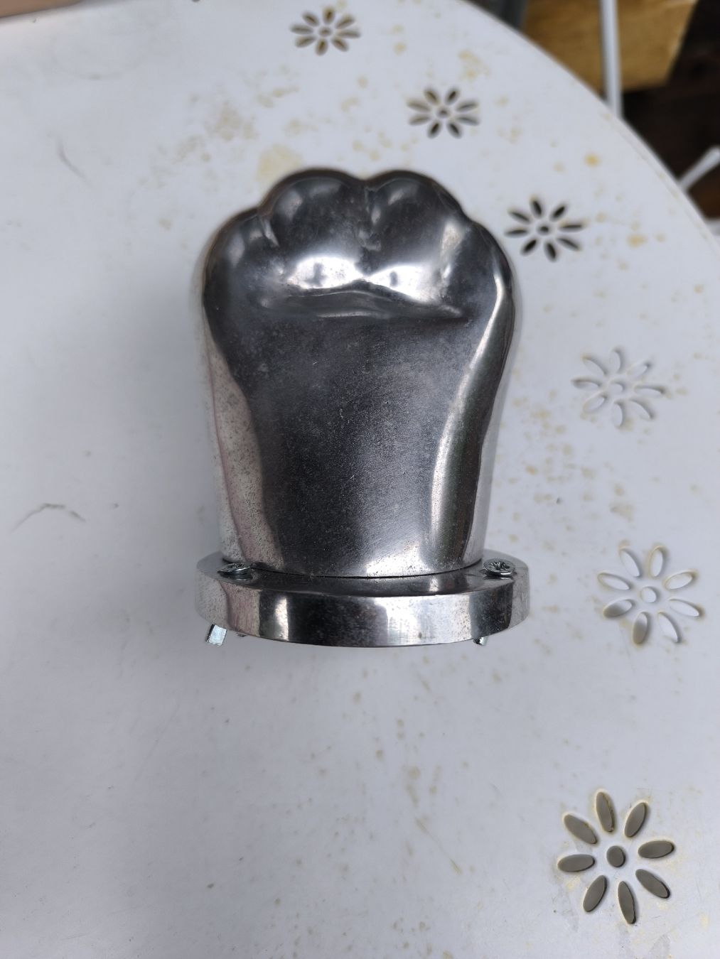 Garderobe: Metallige Hundepfote als Garderobe oder Leinen etc – Gebraucht aus Blatten b. Naters von Carlito024 1