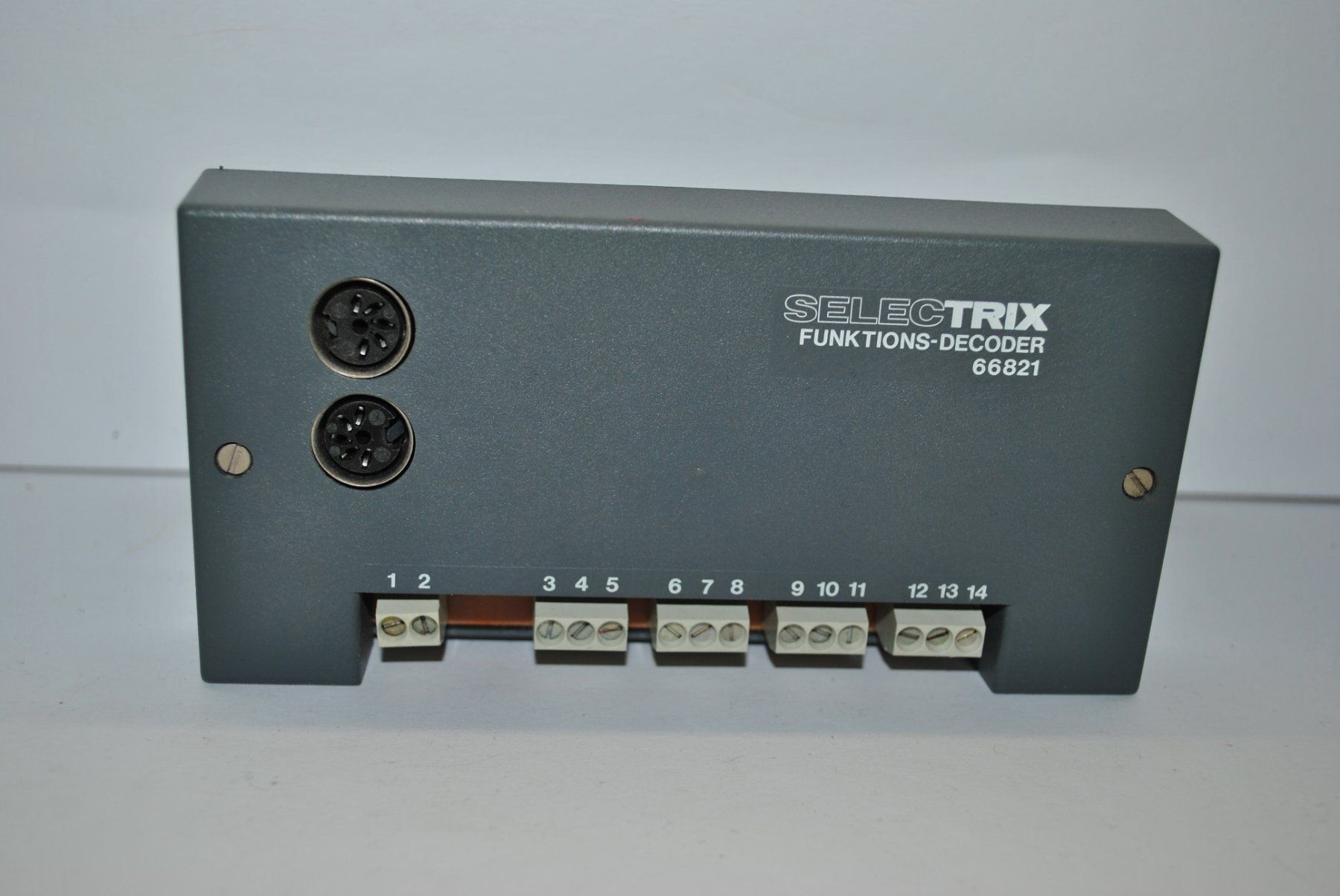 Trix Modelleisenbahnen: Trix Funktionsdecoder Selectrix 66821 (RZS032) – Gebraucht aus Aarwangen von Leg_10439