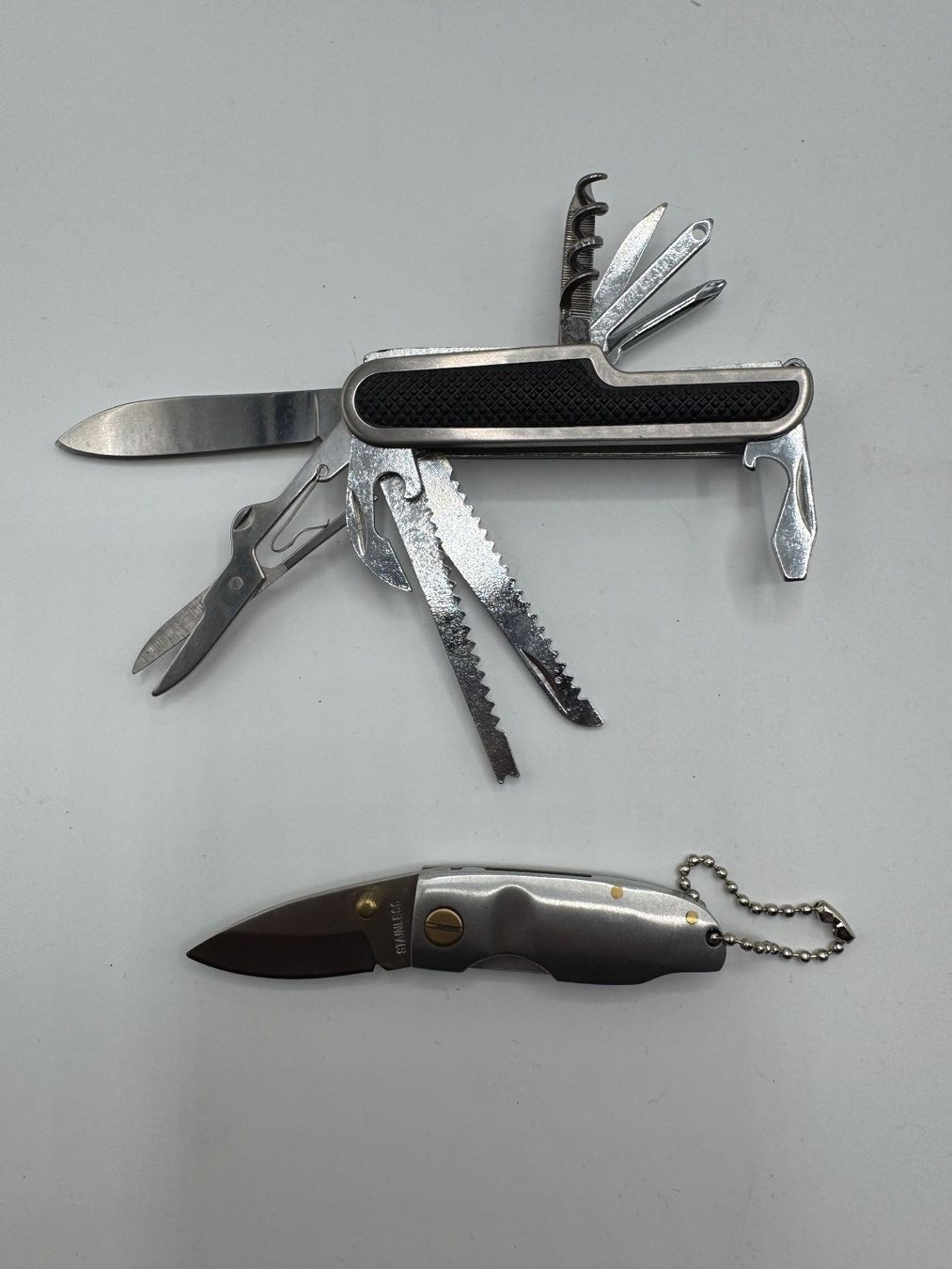 Taschenmesser: 2 Taschenmesser, rostfreier Stahl – Gebraucht aus Sachseln von BONATI01 1