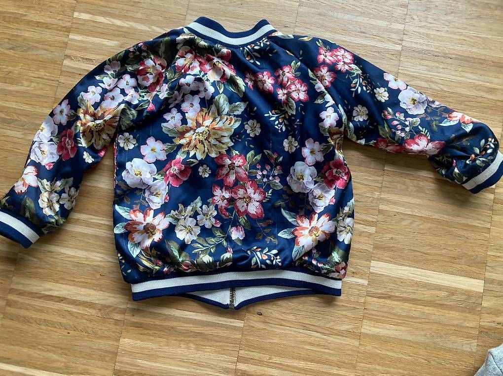 Giacche & Cappotti: Jacke mit schönem Blumenmuster – Usato da Zürich venduto da rundeshaus1 2