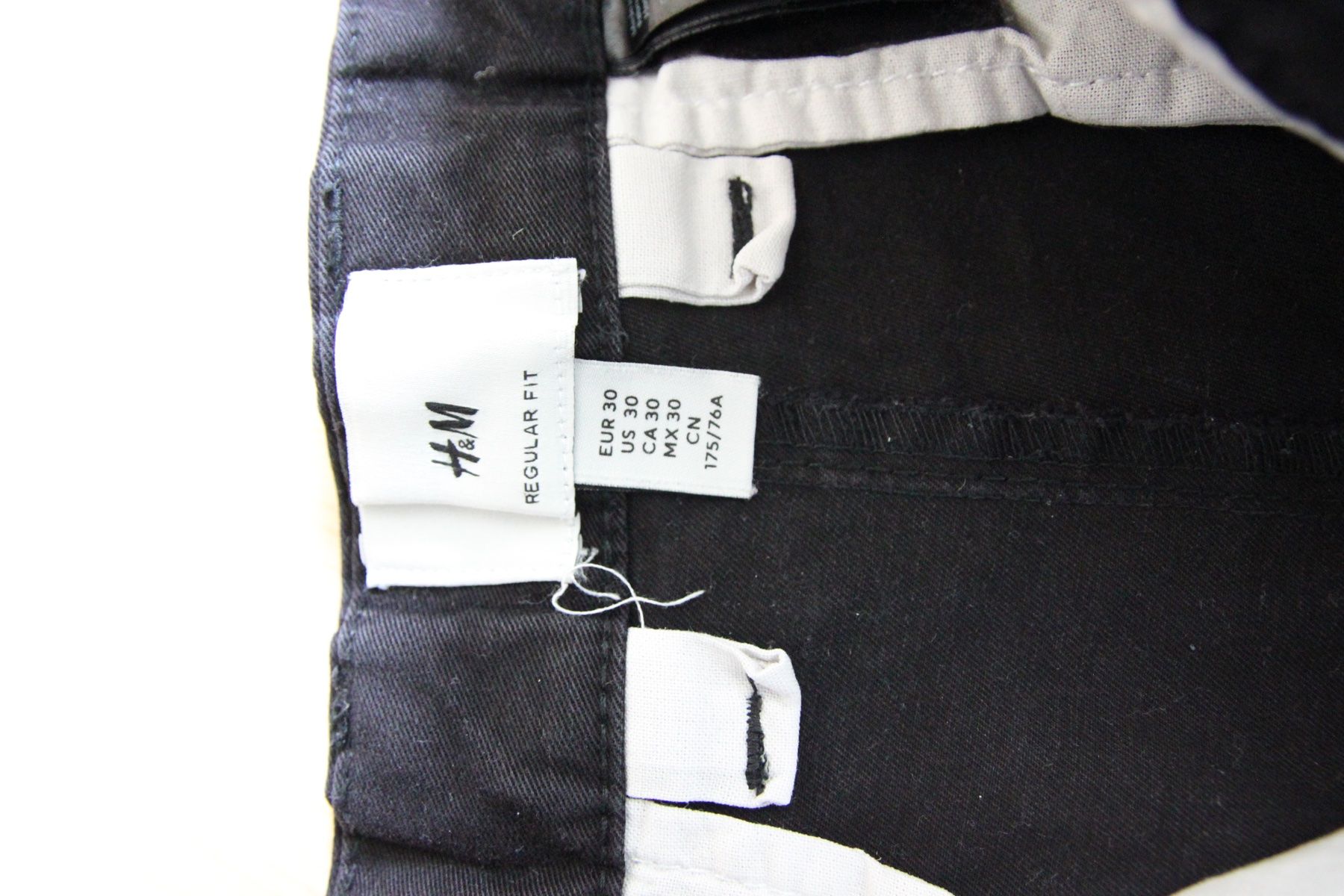 H&M Pantaloni: H&M Herren Hose, Grösse 30, Schwarz – Usato da Zofingen venduto da decidua 2
