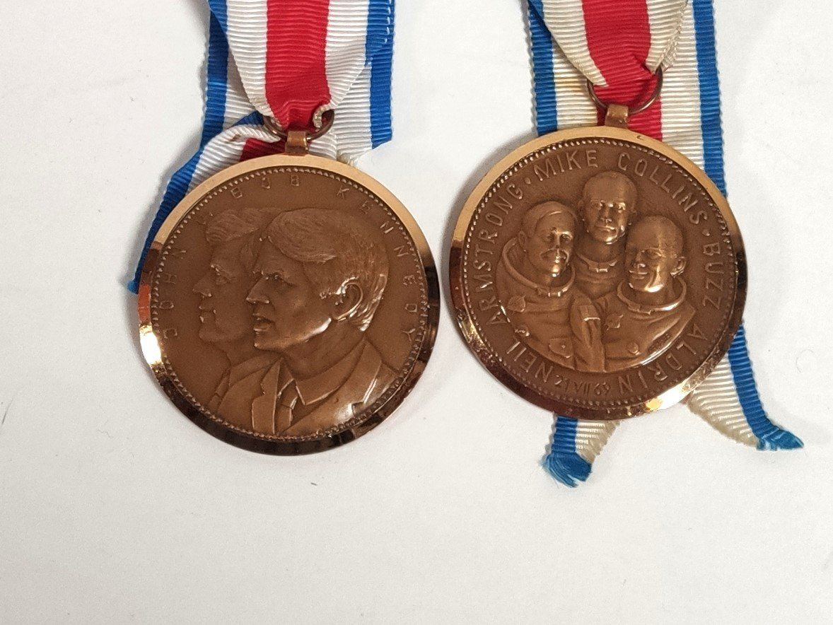 Medaglie: Médaille des 3 astronautes de Paul Kramer. – Usato da Lamboing venduto da Qtrica
