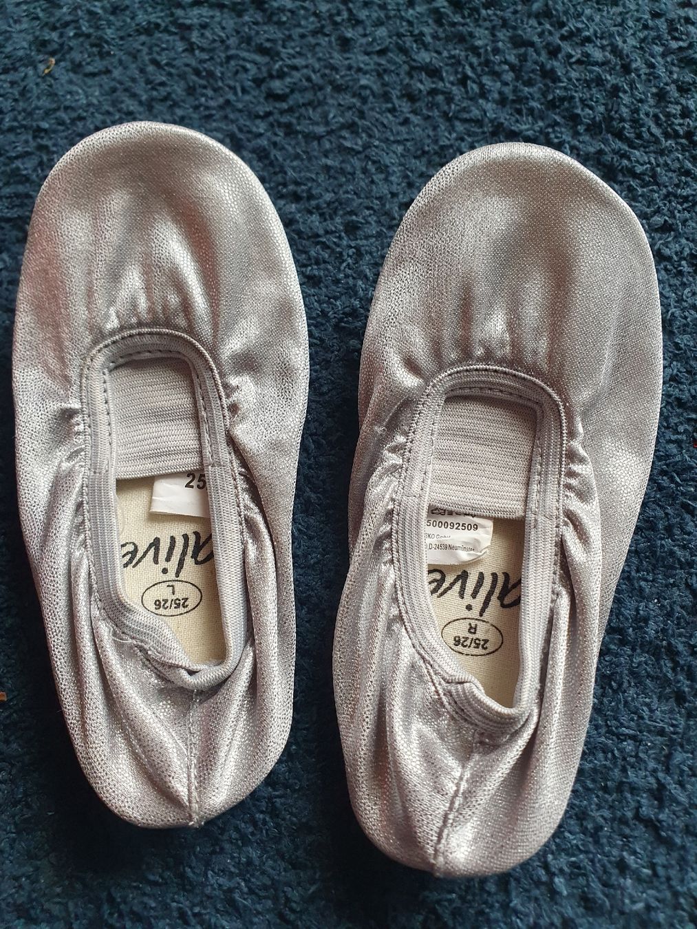 Scarpe per ragazzi: Turnschläppli, silbrig glänzend Grösse 25/26 – Usato da Zürich venduto da cha_bfl5