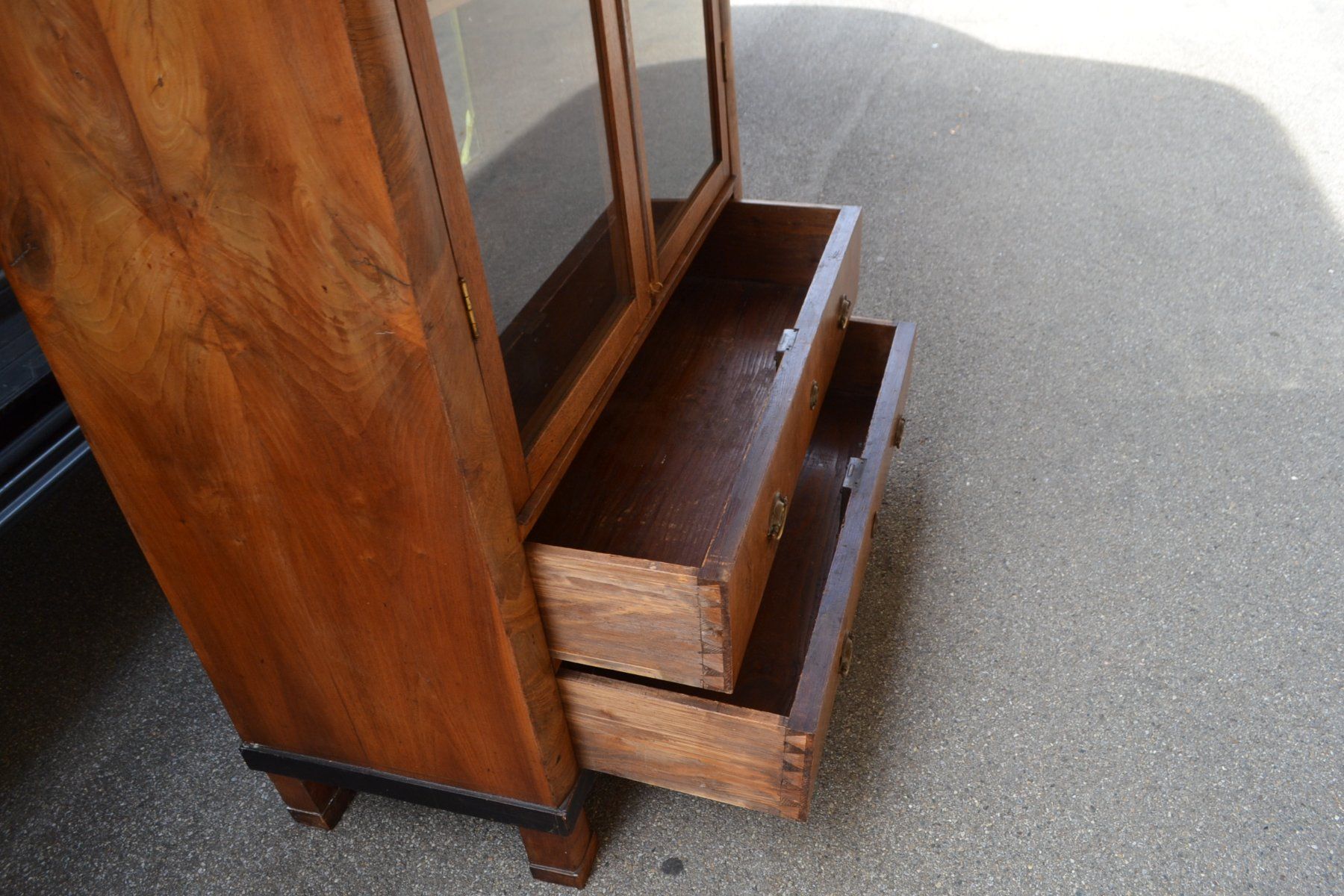 Vetrine: Antiker Vitrinenschrank Biedermeier Nussbaum – Usato da Wil SG venduto da Athi 4