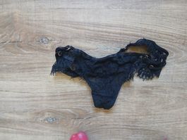 Damen String schwarz aus Spitze mit Details gebraucht