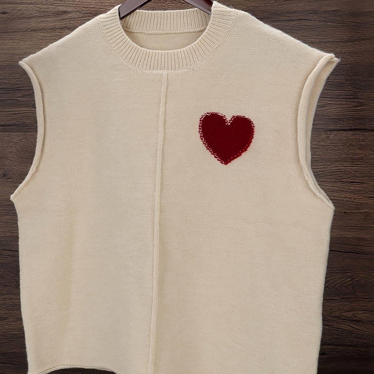 Pullover & Sweatshirts: Strickweste Pulloverbeige mit rotem Herz Applikation Grösse  – Gebraucht aus Zürich von gb23 1