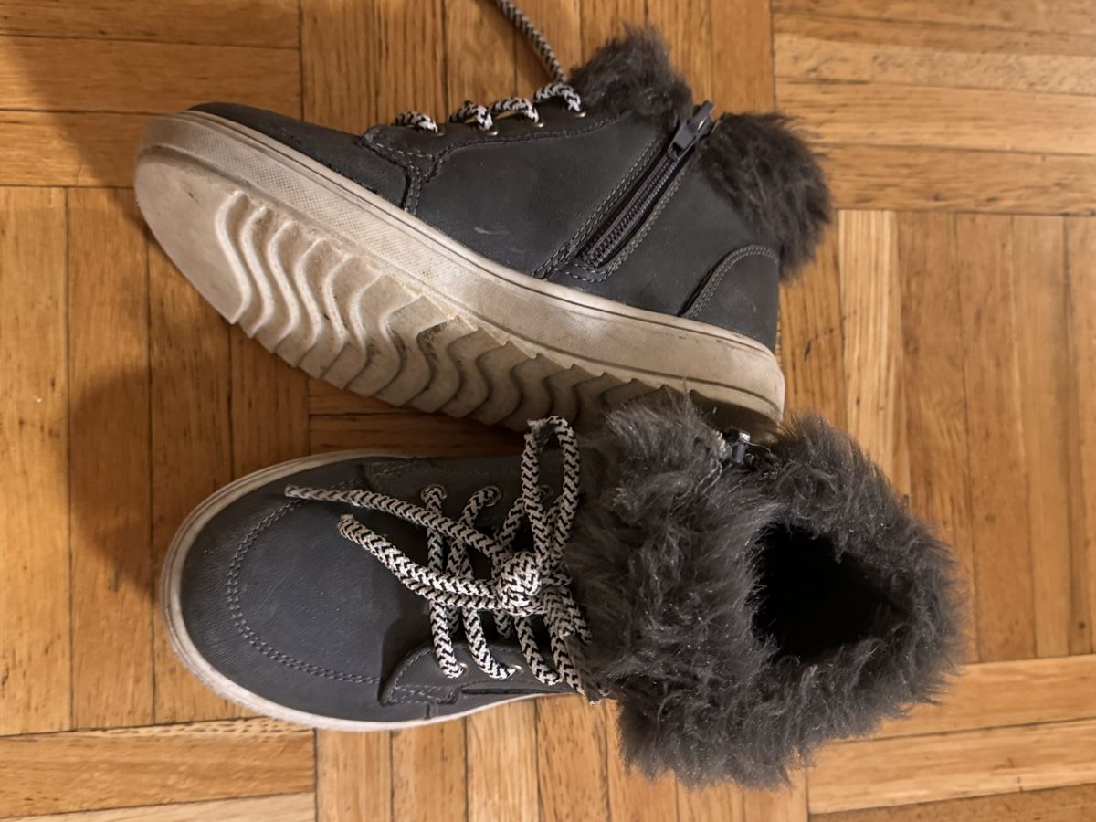 Scarpe per ragazze: Chaussures d'hiver enfant, pointure 28 – Usato da La Chaux-de-Fonds venduto da Sabinchenn 1