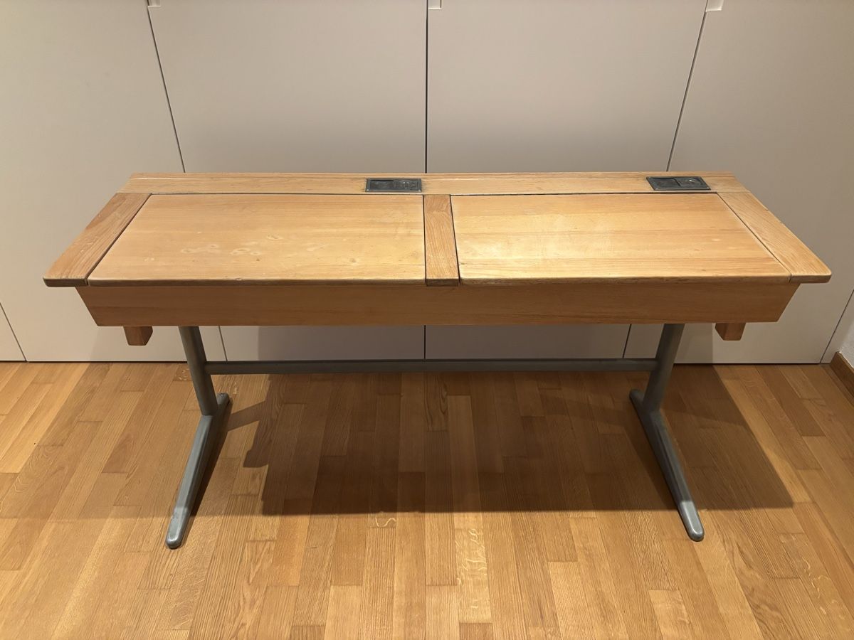 Schreibtische: altes Schulpult aus Holz – Gebraucht aus Zürich von chibaer 4