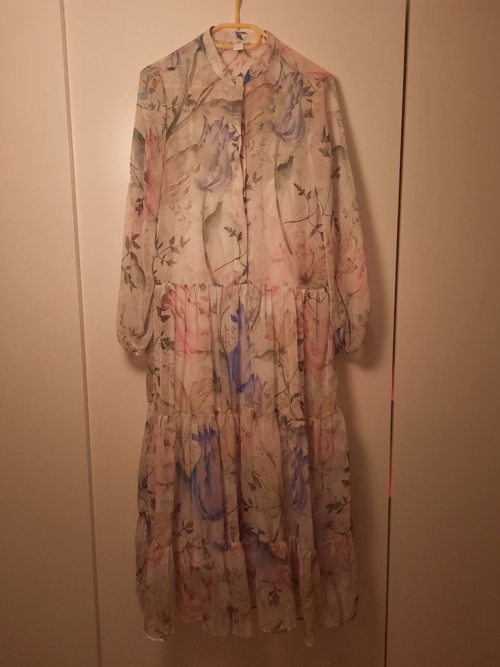 H&M Vestiti: Kleid H&M Blumenmuster Grösse 38 neuwertig – Nuovo (secondo la descrizione) da Ettingen venduto da Guggerin