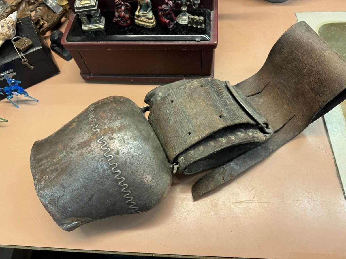 Campanacci mucche: Treichel aus Eisen mit Riemen.  – Usato da Chur venduto da Meriva0