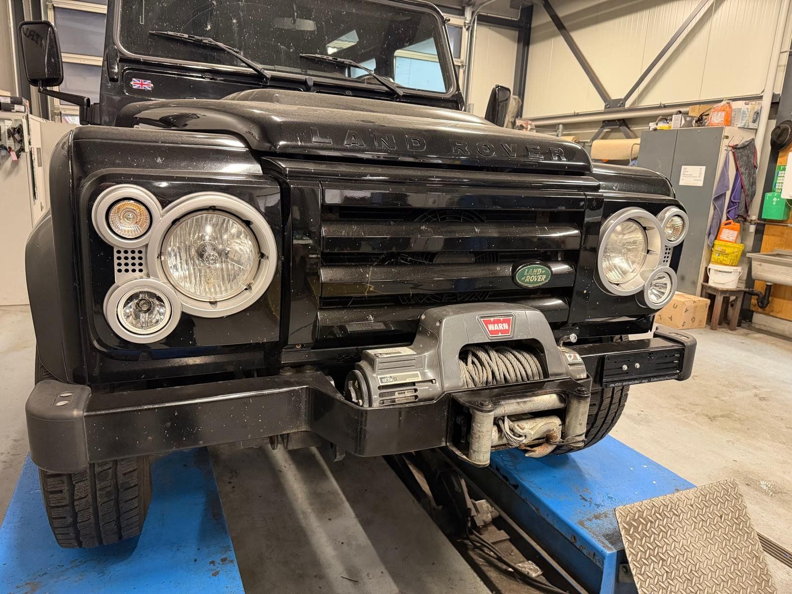 Land Rover Tutti pezzi di ricambio auto: Land Rover Defender Stossstange mit Warn Winde – Usato da Flühli LU venduto da Overland_Motors