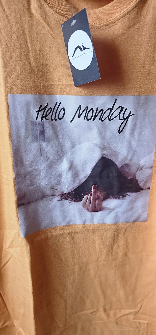 T-Shirts: Funny Orange "Hello Monday" T-Shirt, New – Neu (gemäss Beschreibung) aus Rorschach von Alles_9.90