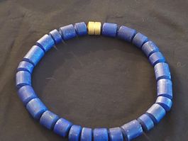 Collier mit Lapis Lazuli Walzen und Gelbgoldschliesse