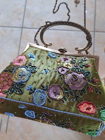 Satintasche mit Pailleten, Blumen- Stickerei