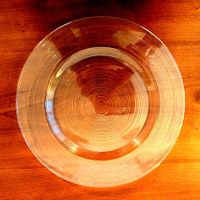 10 Teller aus Glas. gerieffelt