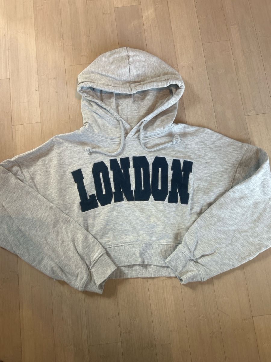Maglioni & Felpe: Grauer Pullover mit London Ausdruck  – Usato da Benken ZH venduto da Schaf108