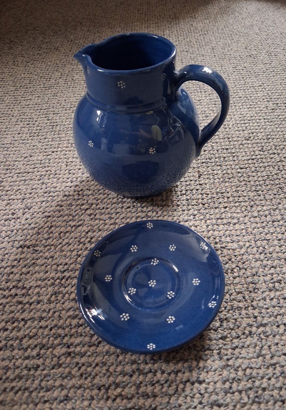 Set di piatti: Tiefblaue Keramikkaraffe mit Teller, weisse Blümchen – Usato da Wald ZH venduto da e8e