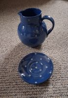 Tiefblaue Keramikkaraffe mit Teller, weisse Blümchen