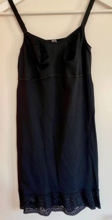 Schwarzes Unterkleid mit Spitze - Shapewear