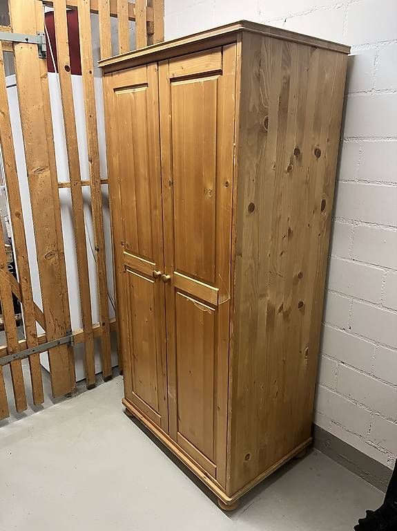Armoires: Kleiderschrank  – D'occasion à Effretikon par seb_29qp