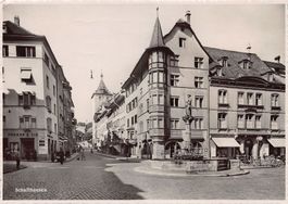 Schaffhausen, Brunnen Fronwagplatz belebt, gelaufen 1942