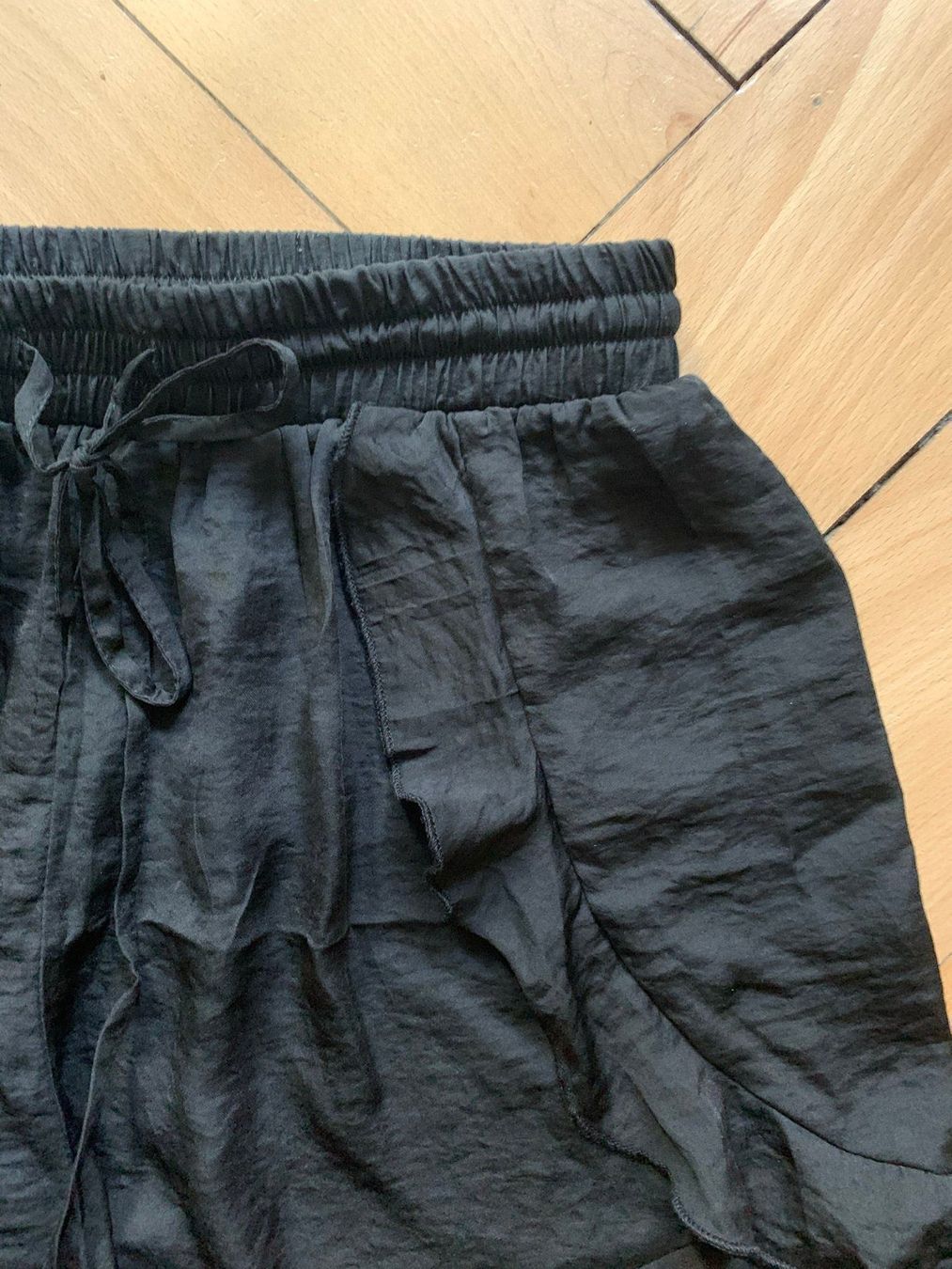 Pantaloni: SIMPLEE - Shorts schwarz satinartig S – Usato da Zürich venduto da Diazaio 1