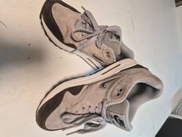 Baskets Nike Air Max gris et marron, état d'occasion