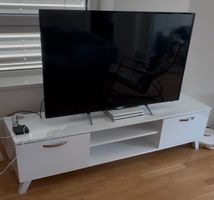 Kleiner Schrank mit zwei Türen, sofort verfügbar