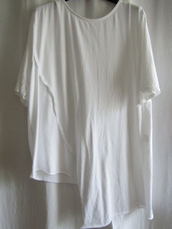 Gr. 44/48,  fetzige, asymmetrische Tunika in Weiss