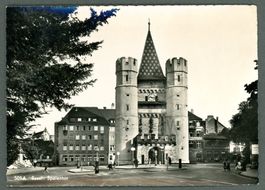 AK sw Basel BS Spalentor belebt,auto- und tramfrei ≈ 1950  