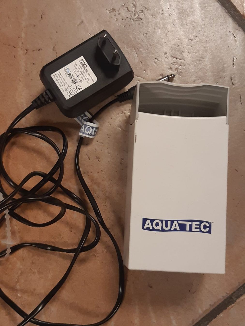 Attrezzature mediche: Badewannen-Lift AQUATEC BELUGA – Usato da Cheyres venduto da Lori1968 3