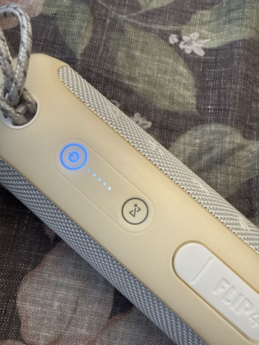 JBL Casse acustiche: JBL Flip 4 Bluetooth Speaker White Good Condition – Usato da Zürich venduto da sha_vw65 4