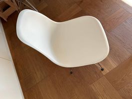 4 Stühle - weiss - Plastik & Metall