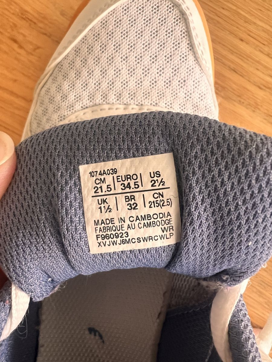 Asics Schuhe für Jungen: Asics Hallenschuhe / Gr 34.5 – Gebraucht aus Kloten von sanibunny 4