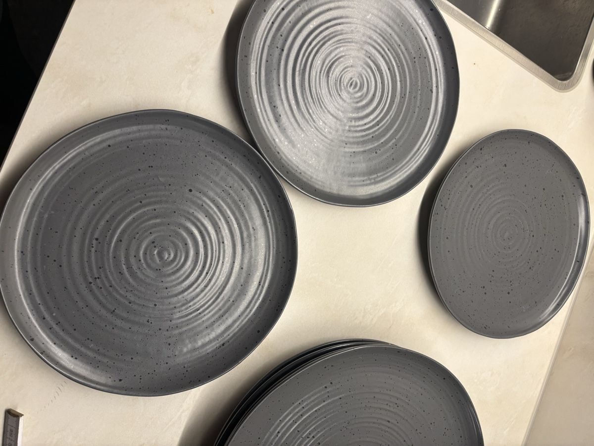 Set di piatti: Modern Grey Tableware Set with 8 Plates (4 Large, 4 Small) – Usato da Zürich venduto da cha_jz8q 3