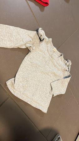 🌷Graues Mädchen T-Shirt Grösse 92 mit Rüschen🌷