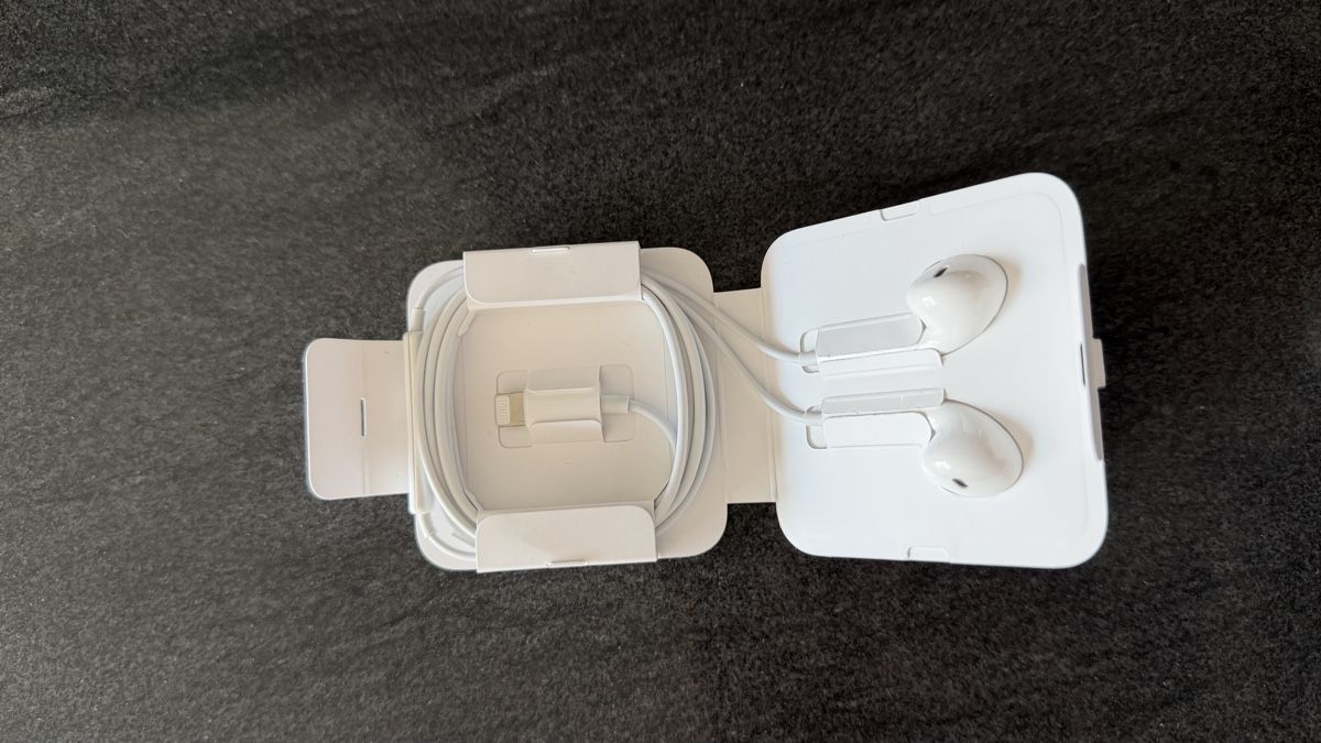 Apple Kopfhörer: Apple EarPods lightning Neu – Neu und originalverpackt aus Veltheim AG von KimiSinger 1