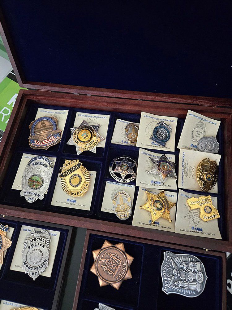 Placchette & Badge: Polizeiabzeichen Göde 40 Stück – Nuovo (secondo la descrizione) da Wilen b. Wil venduto da monsterstore 2