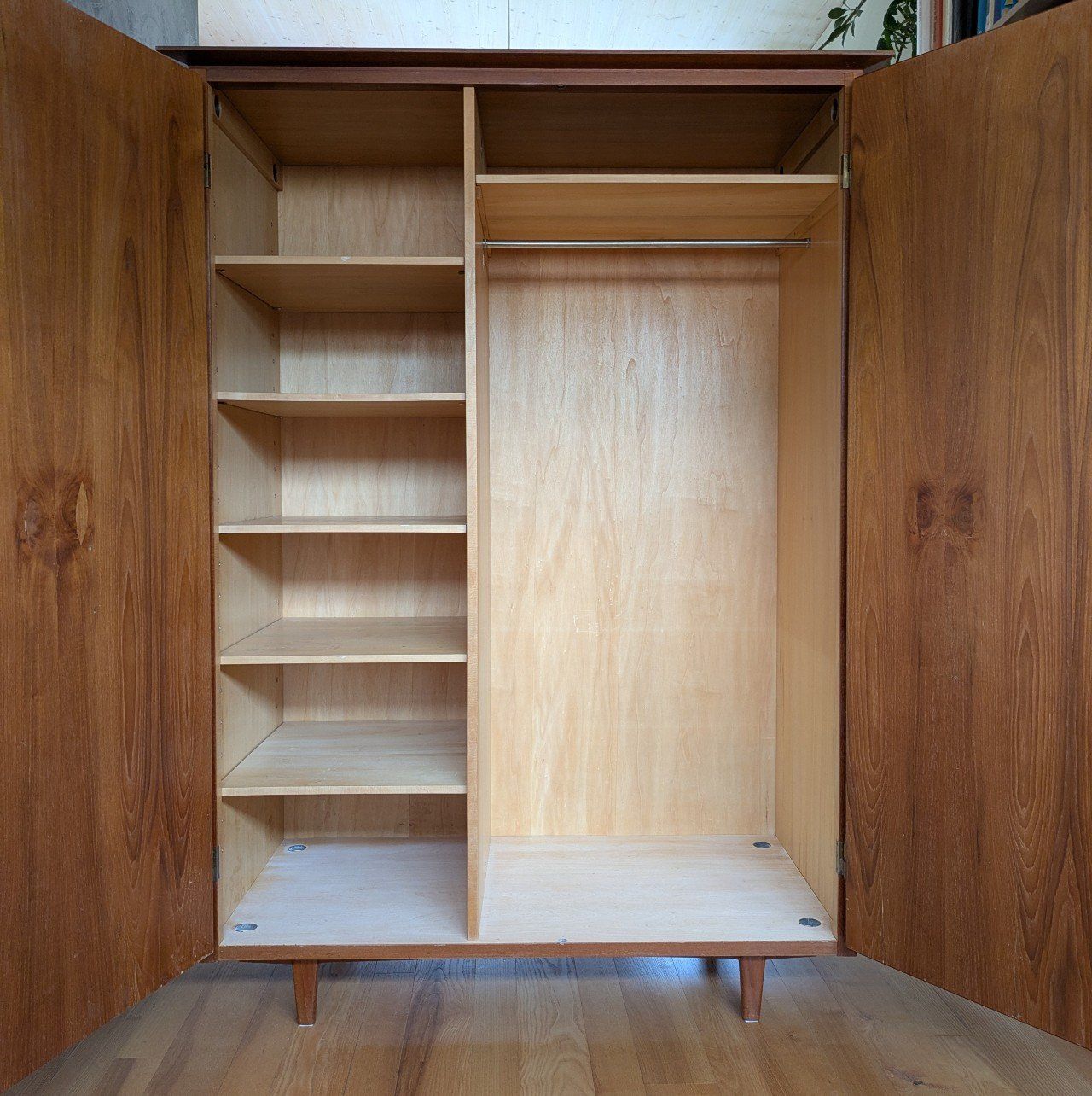 Armadi: Midcentury Kleiderschrank Teak – Usato da Wikon venduto da Freu 4