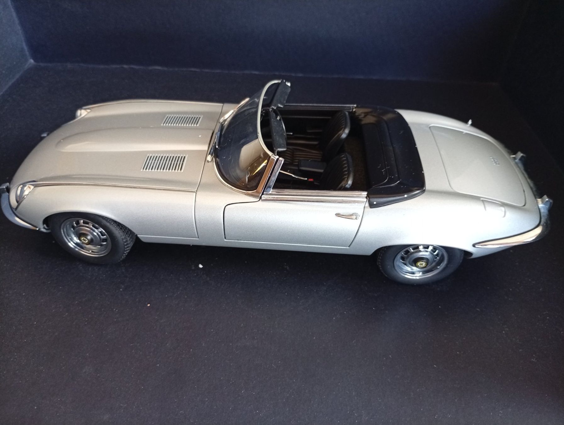 Autoart Modellini d'auto: Modellauto Jaguar E-Type silber 1:18 AUTOart super Zustand – Usato da Bolken venduto da ele_d5fx