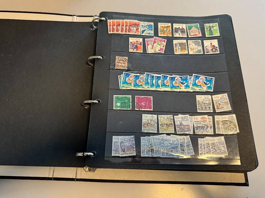 Tutti i francobolli: Album mit Briefmarken Schweiz – Usato da Basel venduto da Chregu07 1
